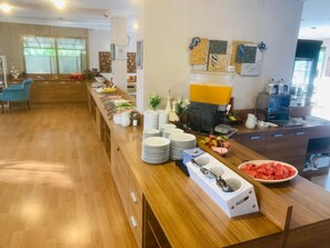 Tägliches inbegriffenes kontinentales Frühstück