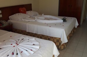 Triple Room | Desk, soundproofing, free WiFi, bed sheets - Nazar Otel (Didim)