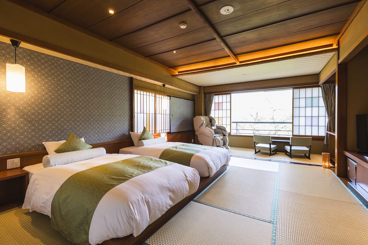 Una habitación tradicional japonesa con tatamis, techo bajo y un fusuma que da a un balcón.