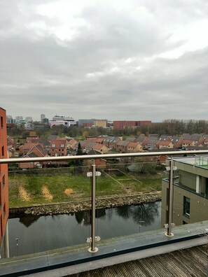 Property grounds - Stunning 2-bed Apartment in Salford (Salford)