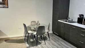 Een moderne keuken met een eethoek.