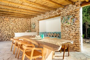 تناول الطعام بالخارج