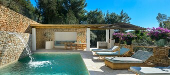 Luxurious villa with swimming pool