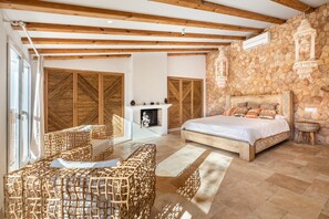 4 عدّة غرف نوم وواي فاي وملاءات أسرّة