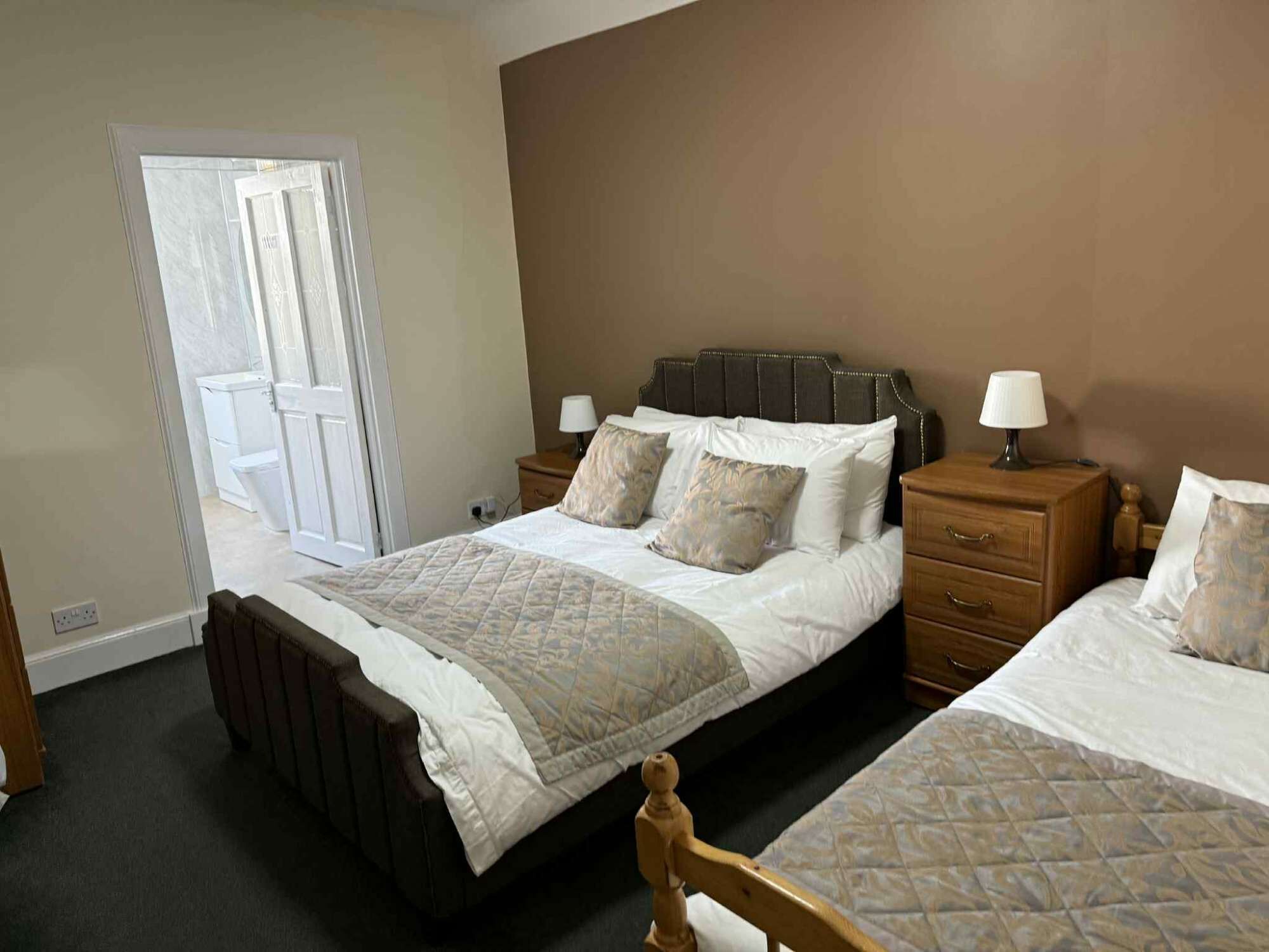 7 soverom, skrivebord, strykejern/-brett og wi-fi