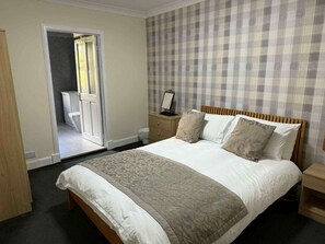 7 Schlafzimmer, Schreibtisch, Bügeleisen/Bügelbrett, WLAN
