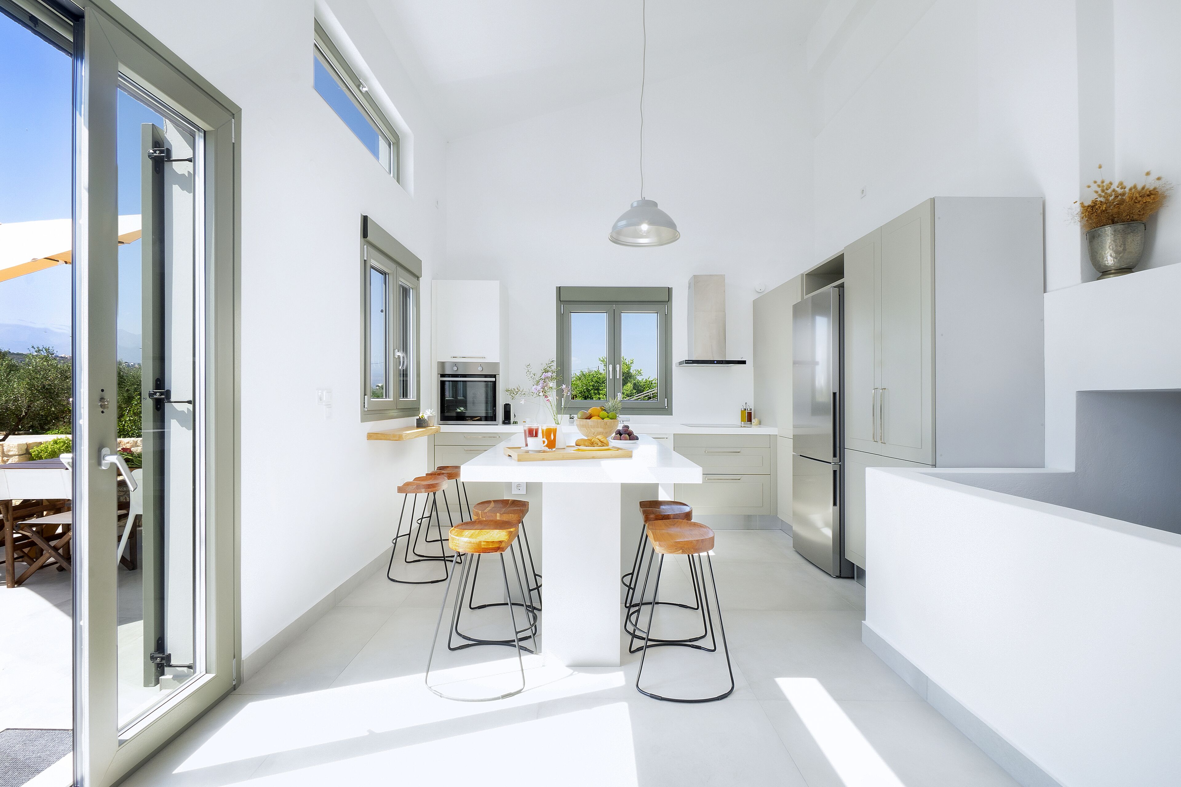 Refrigerador, horno, lavavajillas y cafetera y tetera 