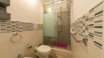 Room, 1 Double Bed | Bathroom | Towels