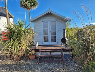Beautiful 2-bed Semi Rural Cottage Enclosed Garden