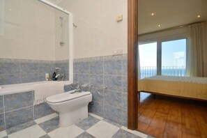 Secador de pelo, bidet, toallas, jabón