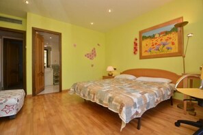 6 habitaciones, tabla de planchar con plancha, wifi y ropa de cama 