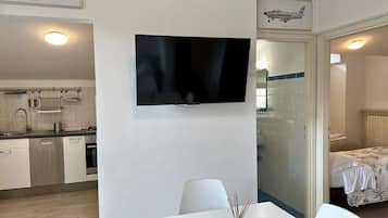 2 bedrooms, desk, iron/ironing board, WiFi