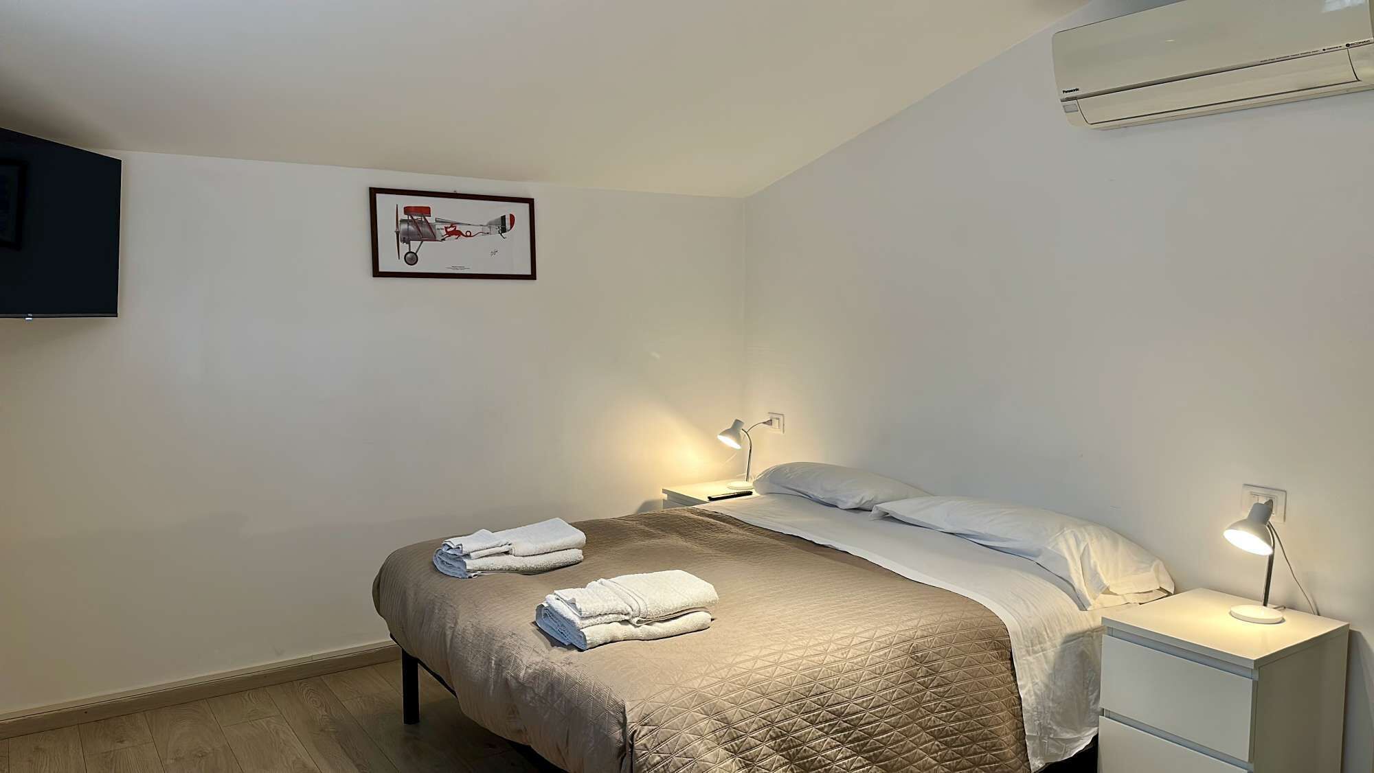 2 bedrooms, desk, iron/ironing board, WiFi