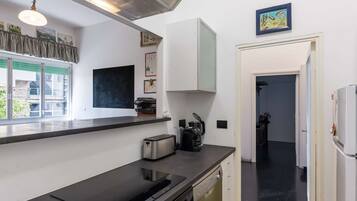 Kühlschrank, Mikrowelle, Ofen, Wasserkocher mit Kaffee-/Teezubehör