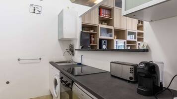 Kühlschrank, Mikrowelle, Ofen, Wasserkocher mit Kaffee-/Teezubehör
