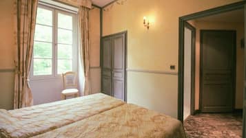 Iron/ironing board, free WiFi, bed sheets