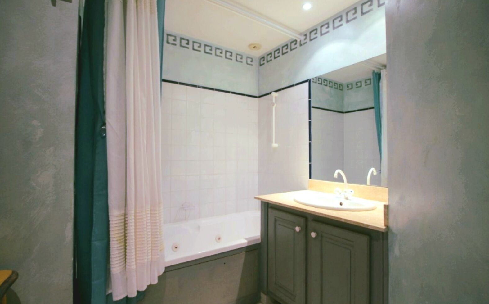 Hårføner, håndklær og toalettpapir