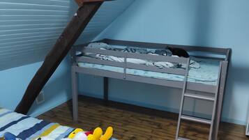 4 slaapkamers, een bureau, een strijkplank/strijkijzer, reisbedje