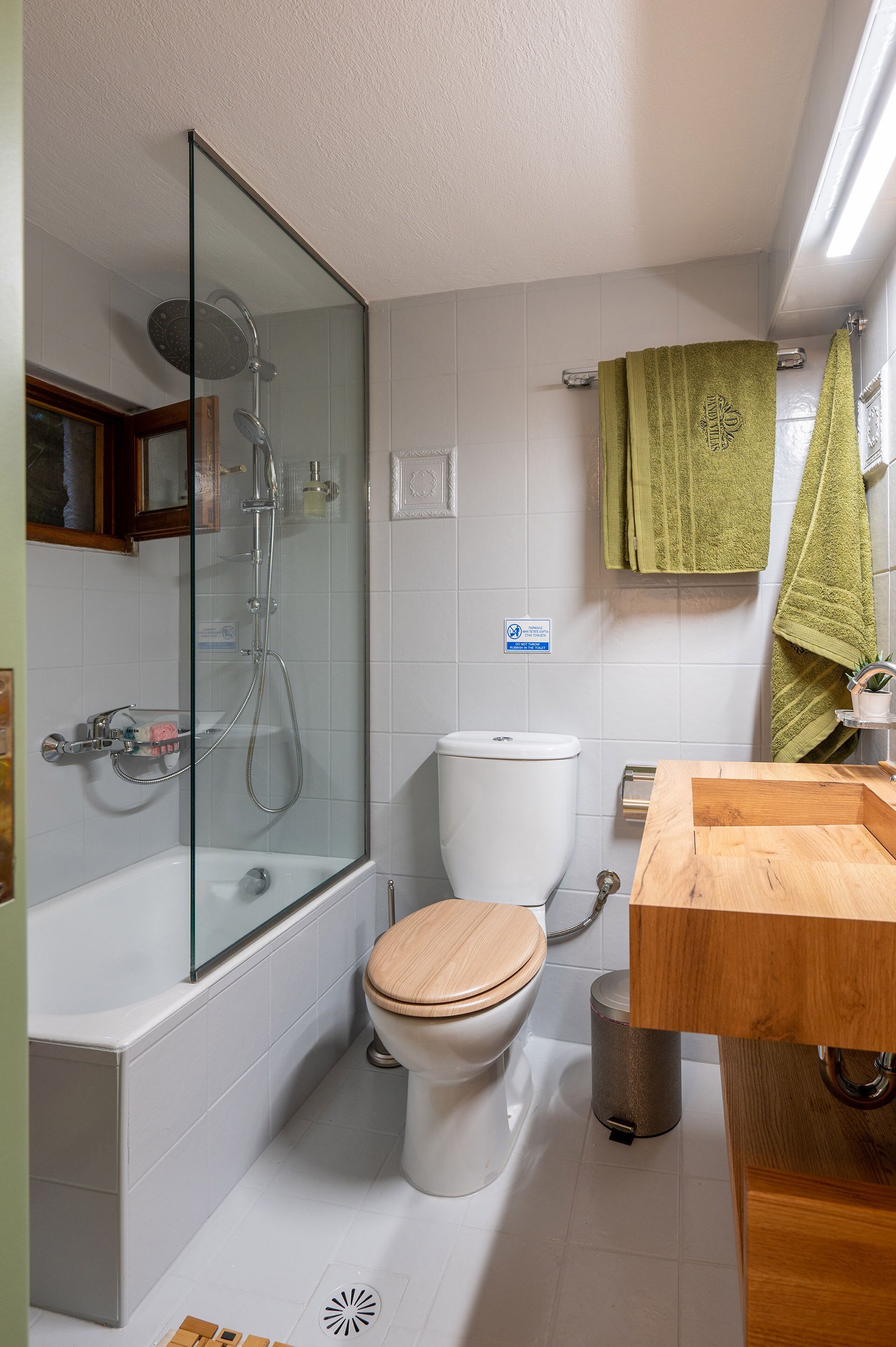 Familie resortwoning | Badkamer | Zeep, shampoo, toiletpapier