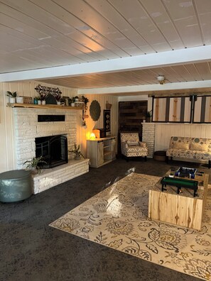 Living area - Rustic boho boutique hotel in beautfui Houghton Lake  (Houghton Lake)