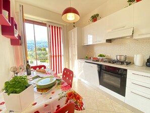 Frigorifero, forno, piano cottura, lavastoviglie