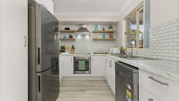 Kylskåp, mikrovågsugn, ugn och spishäll