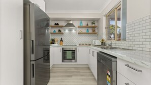 Fridge, microwave, oven, stovetop - Irrilassa by the Beach by Experience Jervis Bay (Huskisson)