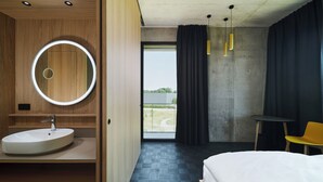 Junior suite | Woonruimte | Een 55-inch smart-tv met satellietzenders, televisie en Netflix