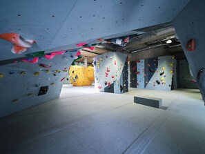 Equipamiento de fitness en la habitación