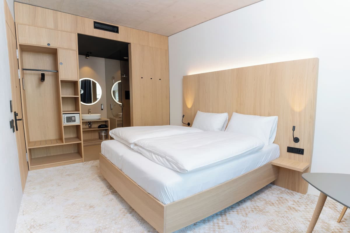 华丽客房 | 防过敏的被褥、客房内保险箱、办公桌、笔记本电脑工作区