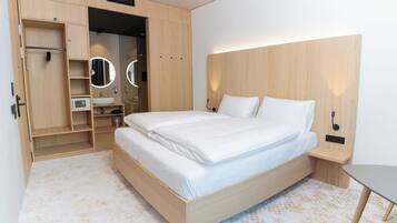 Deluxe Room | Hypo-allergenic bedding, in-room safe, desk, laptop workspace