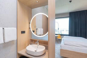 Standard Room | Hypo-allergenic bedding, in-room safe, desk, laptop workspace - boulderbar hotel linz (Leonding)