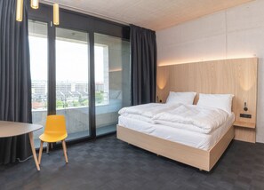 Family Room | Hypo-allergenic bedding, in-room safe, desk, laptop workspace - boulderbar hotel linz (Leonding)