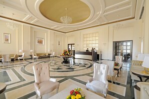 Coin salon dans le hall