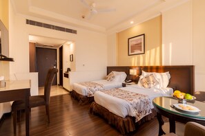 Habitación superior | Tabla de planchar con plancha, wifi gratis y ropa de cama