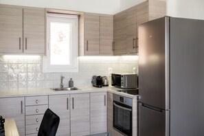 Exclusive Suite | Private kitchen | Full-size fridge, microwave, oven, stovetop