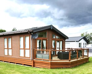 Exterior - Luxury Lodge very spacious with pond view and decking ideal for couples (Skegness)