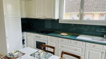 Fridge, oven, stovetop, coffee/tea maker