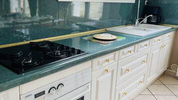 Een koelkast, een oven, een kookplaat, een koffiezetapparaat/waterkoker