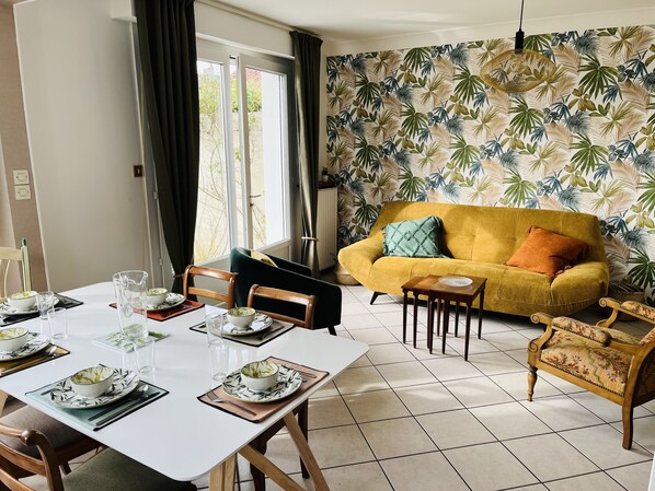 Een smart-tv en een stereo