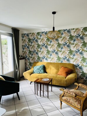 Een smart-tv en een stereo