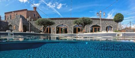 Piscine extérieure, parasols de plage, chaises longues