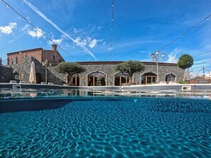 야외 수영장, 수영장 파라솔, 일광욕 의자