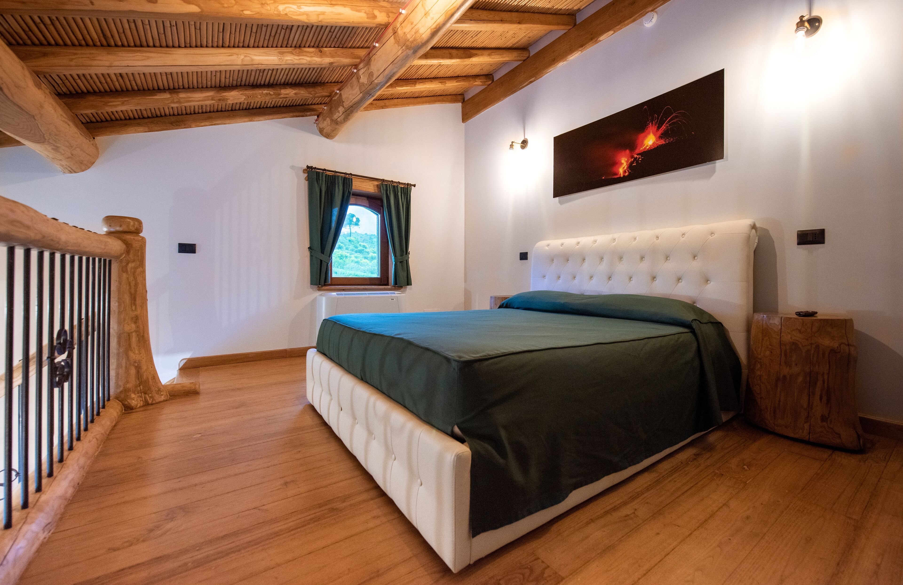 Desk, soundproofing, free WiFi, bed sheets
