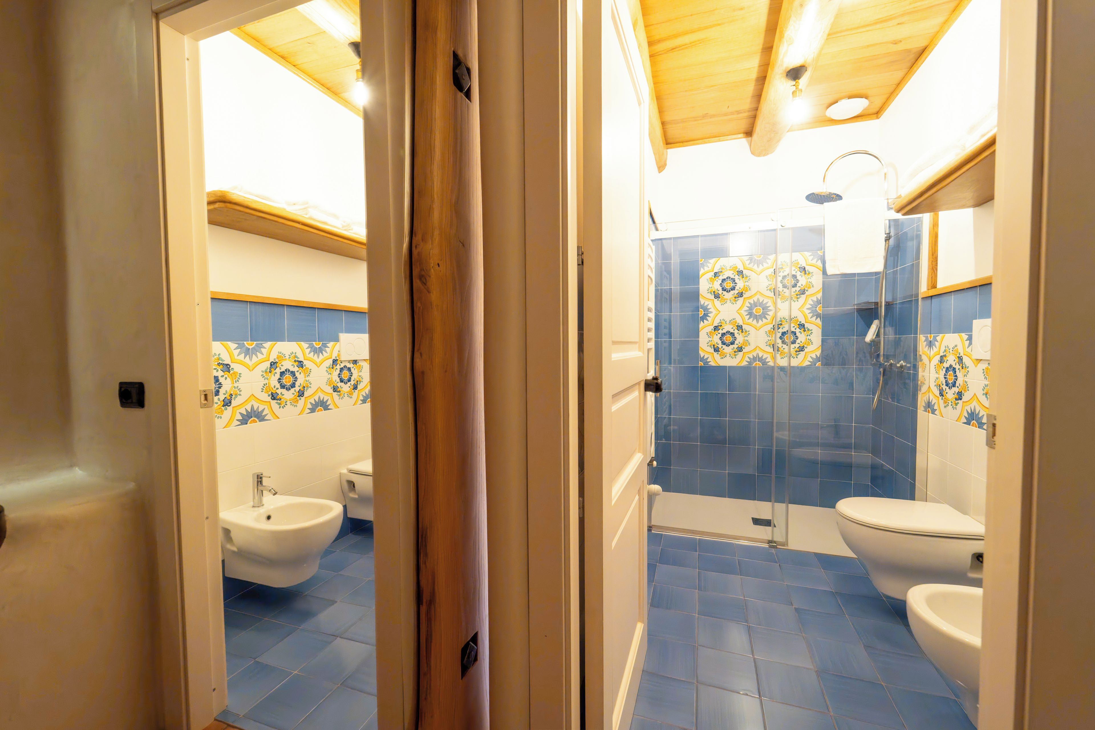 Baño con bidé, inodoro y zona de ducha.