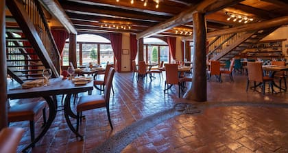 Etna Quota Mille Boutique Hotel, Typical Sicilian Food & Wine