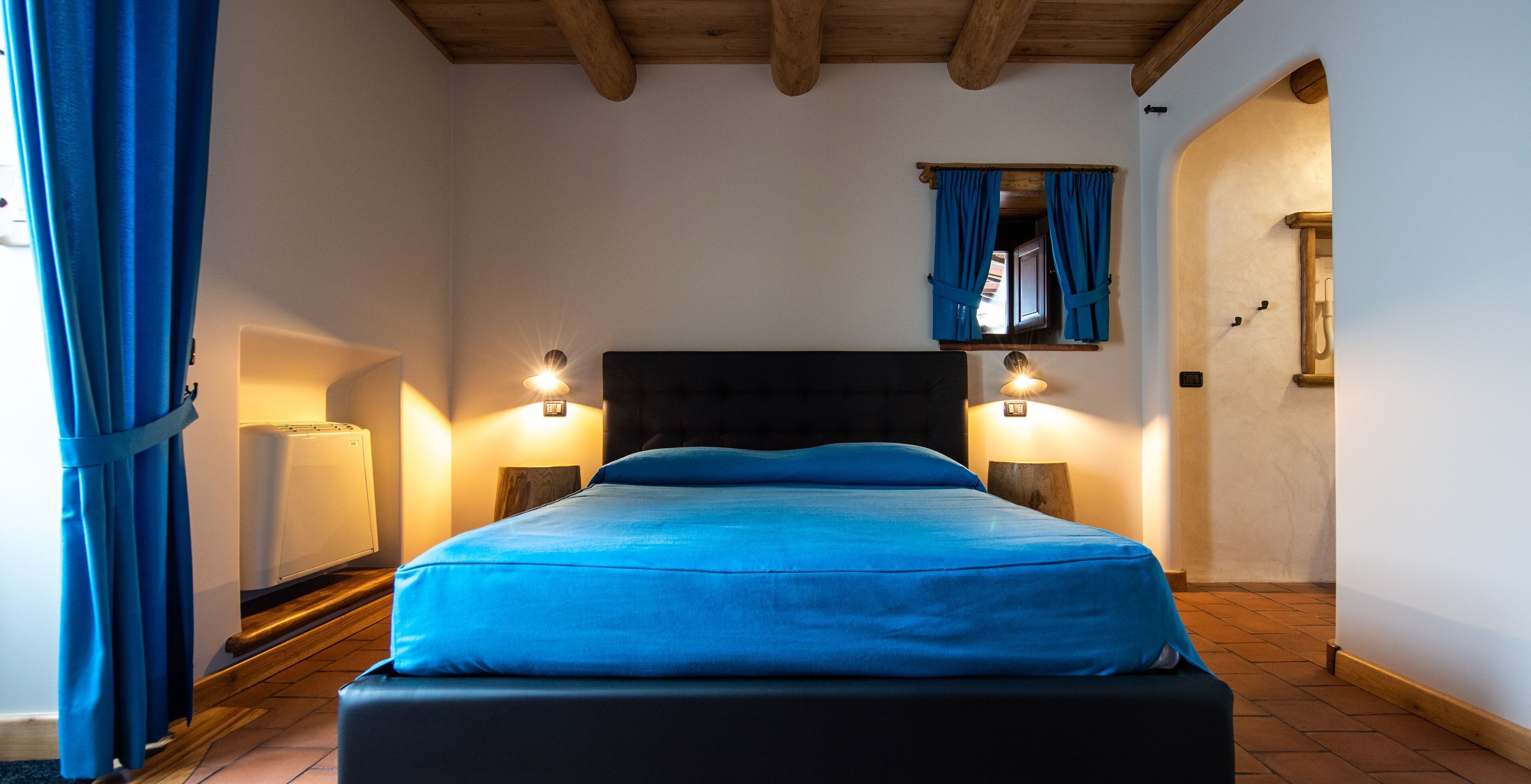Desk, soundproofing, free WiFi, bed sheets
