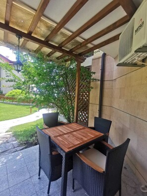 Outdoor dining - Newly Renovated Studio with Sea View Terrace in Garden of Eden Resort (Sweti Wlas)