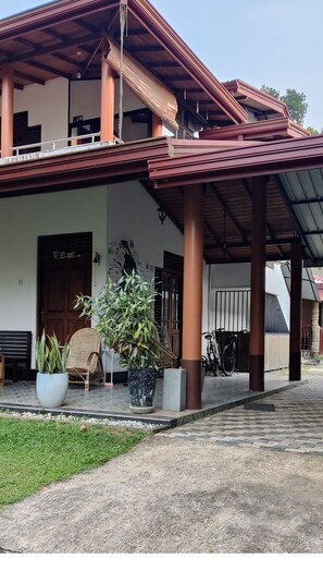 Vista frontal de la propiedad