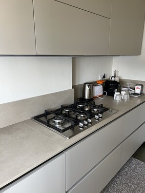 Kühlschrank, Mikrowelle, Ofen, Herdplatte